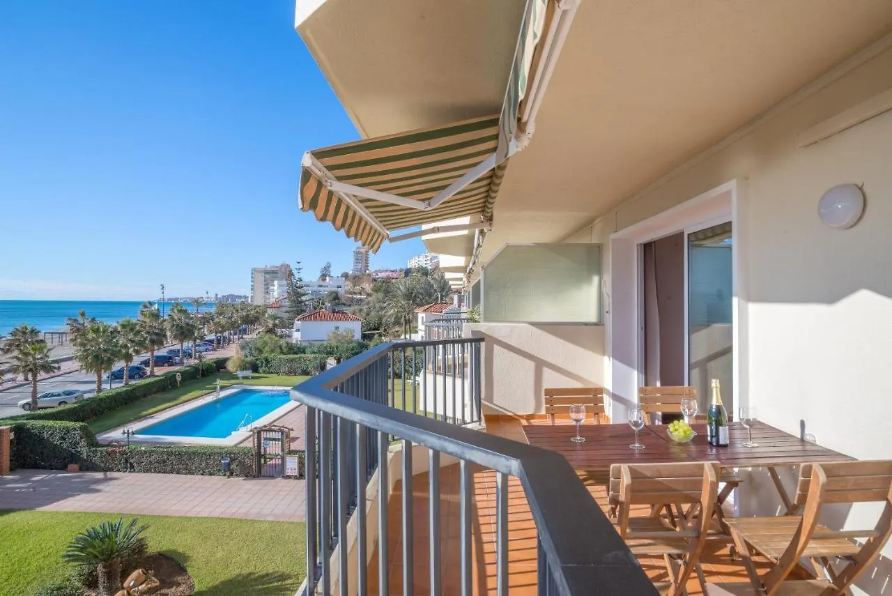 Beachfront Apartment With Sea View 푸엔히롤라